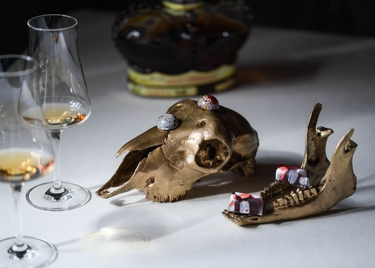 Lampl Stube: il nostro ristorante a Castelrotto Ossa di animale dorate con praline al cioccolato e due bicchieri di liquore