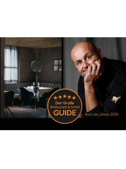 4-Sterne-Hotel Lamm am Fuße der Seiser Alm Porträt eines lachenden Kochs neben einem stilvollen Restaurantinterieur und Guide-Logo