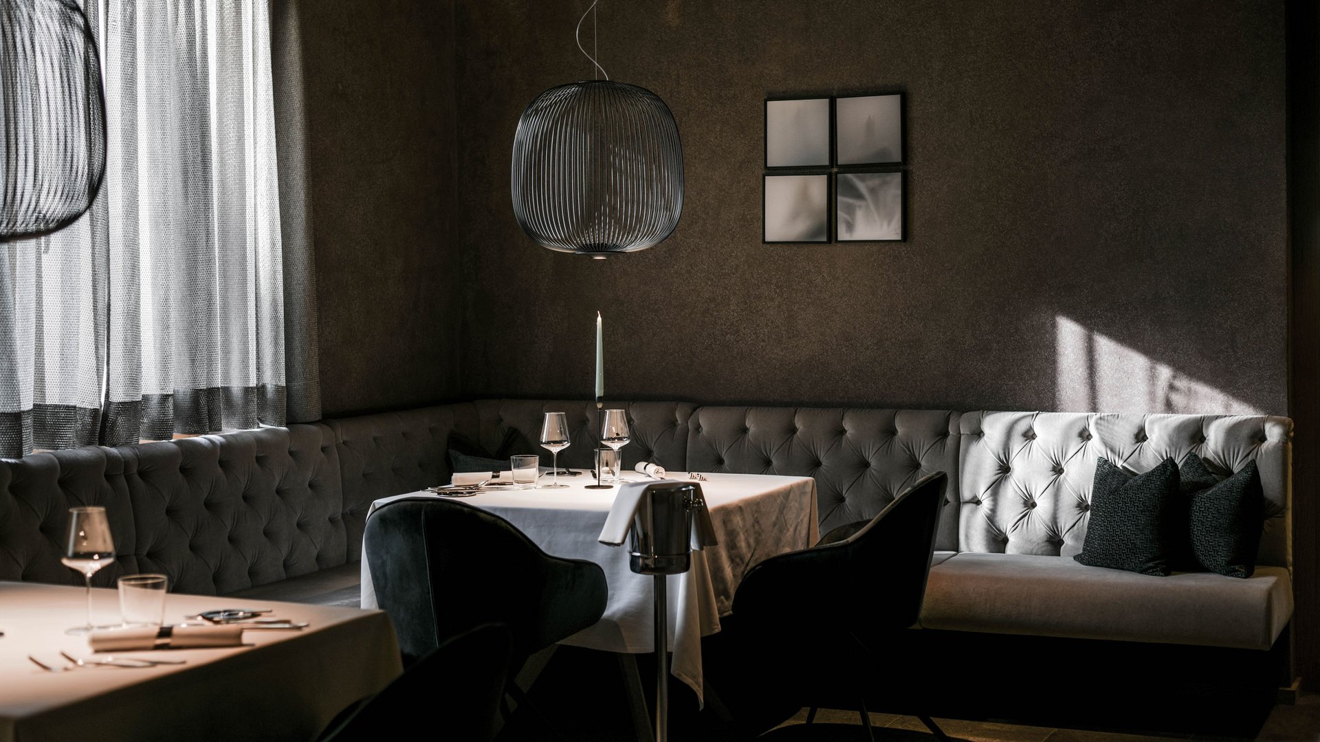 Gourmet restaurant in South Tyrol: Lampl Stube Elegant restaurant area with dim lighting and modern interior design