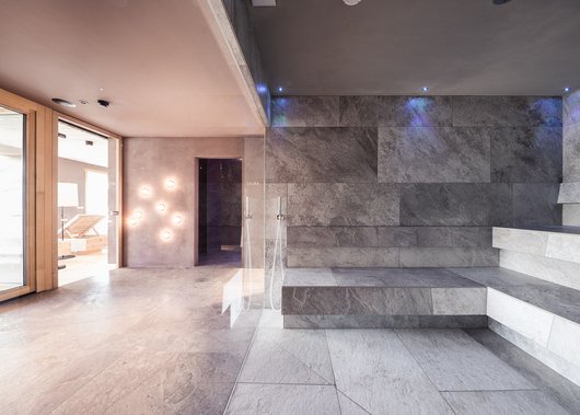 4-Sterne-Hotel Lamm am Fuße der Seiser Alm 4-Sterne-Hotel Lamm am Fuße der Seiser Alm