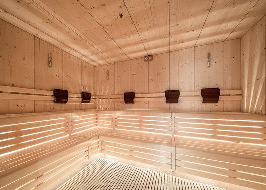 Hotel con spa a Castelrotto Sala sauna moderna in legno ben illuminata con poggiatesta